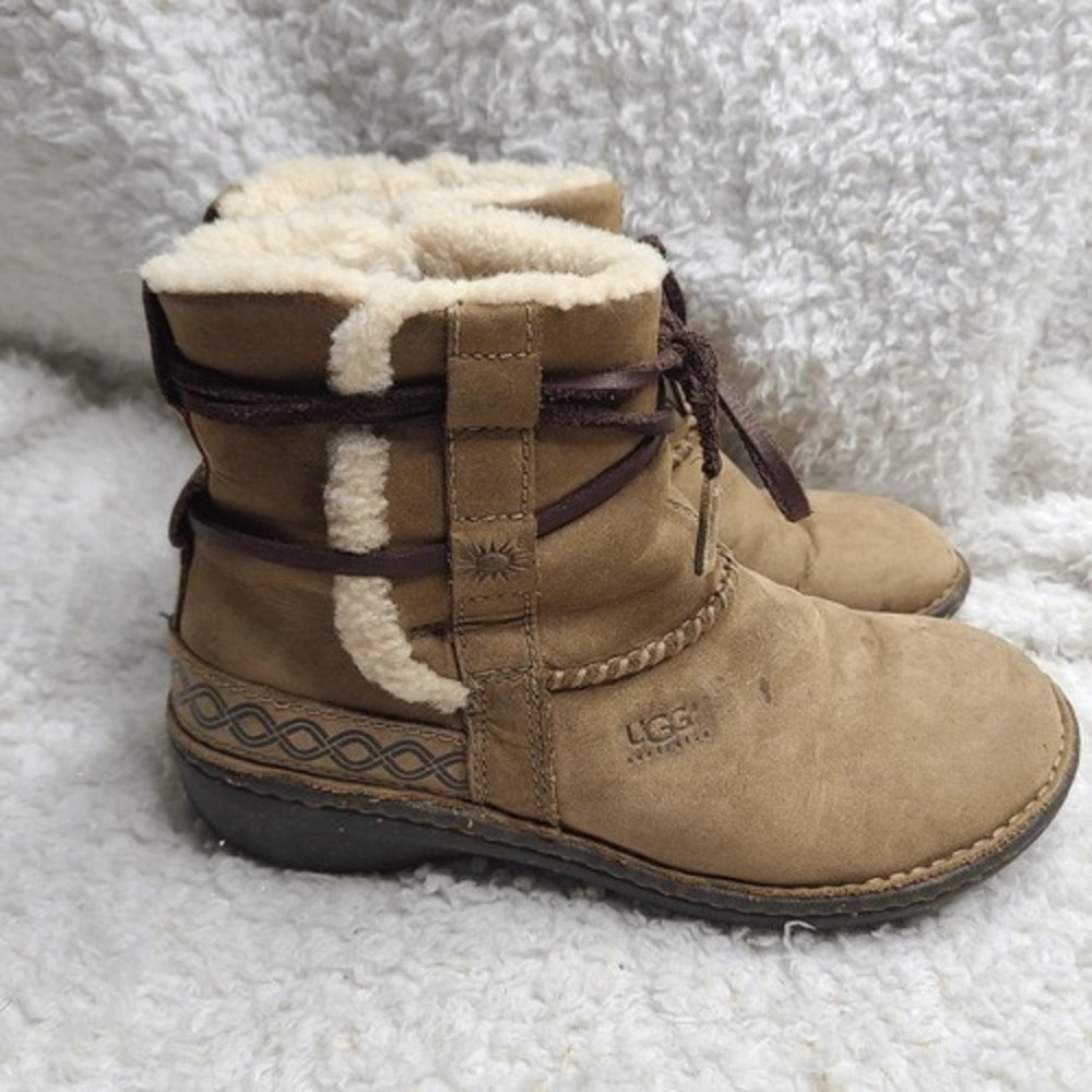 Ugg Cove Tan Nubuck Leather Ankle Boots size 7‎